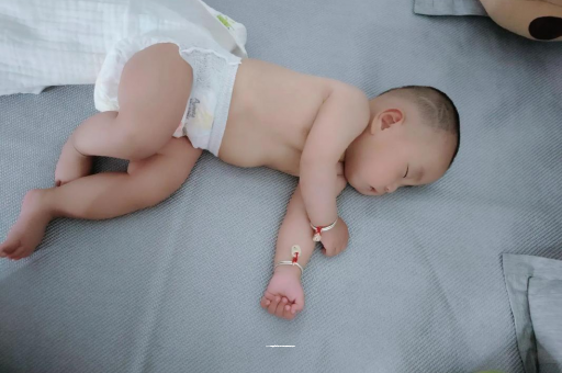 敦煌三个月宝宝抬头不稳